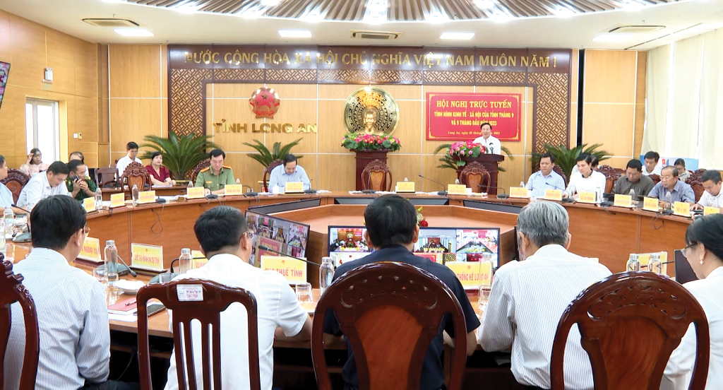 Đồng chí Nguyễn Văn Út - Phó Bí thư Tỉnh ủy, Chủ tịch UBND tỉnh Long An phát biểu tại Hội nghị trực tuyến toàn tỉnh về tình hình kinh tế - xã hội của tỉnh tháng 9 và 9 tháng năm 2023.